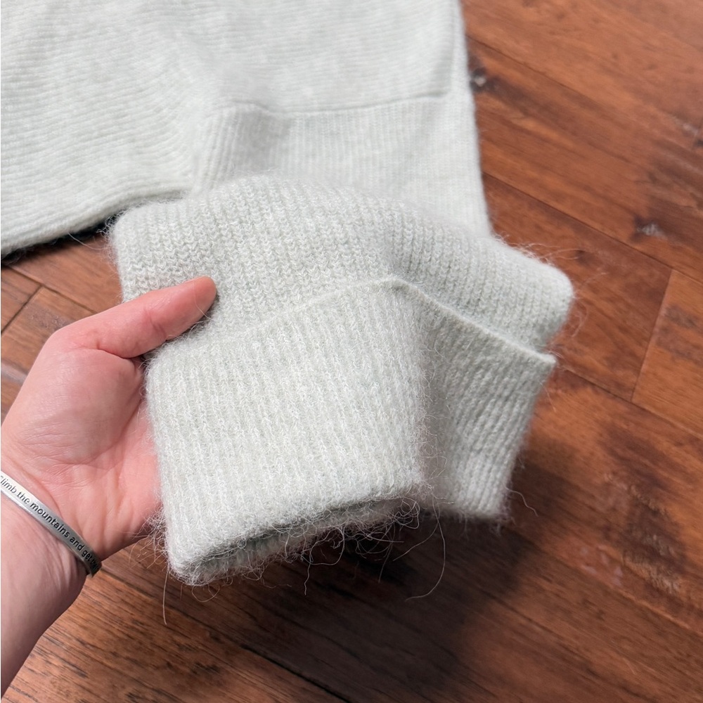 Cozy light Saige alpaca blend V-neck sweater with a relaxed fit by H&M size M - Picture 9 of 9